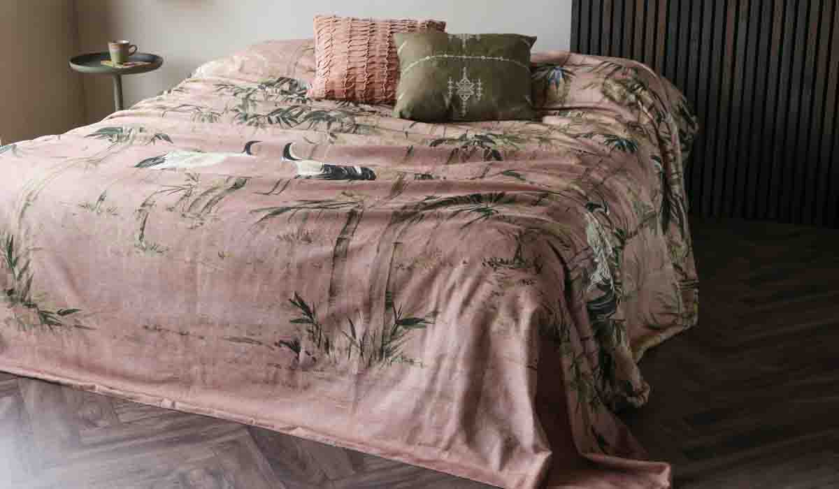 Cedomin Quilt Tapestry Throw In Rose - Image 9