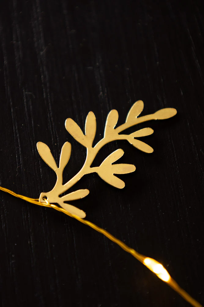 Gold Shimmer Leaf Detail Light Chain - Image 6