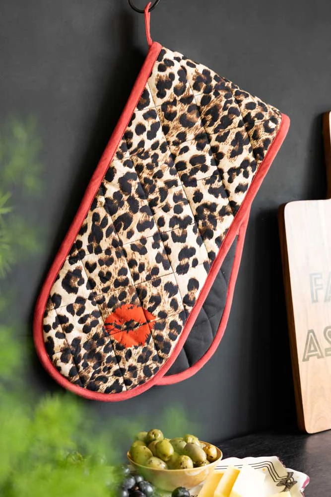 Leopard Love Print & Red Detailing Oven Gloves - Image 6