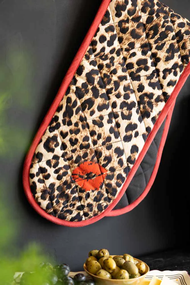 Leopard Love Print & Red Detailing Oven Gloves - Image 9