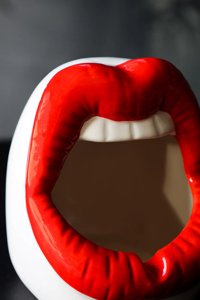 Red Lips Ashtray - Image 2