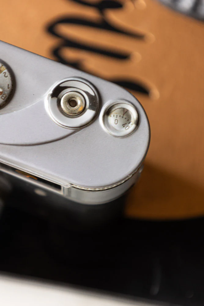 Vintage-Style Camera Storage Tin - Image 5